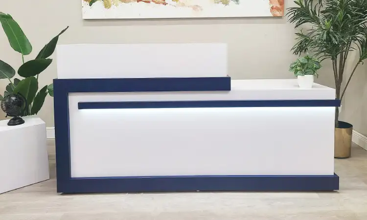 Desain meja resepsionis warna biru putih, Sumber: etsystatic.com