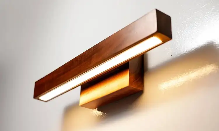 Lampu dengan aksen kayu, Sumber: amazon.com