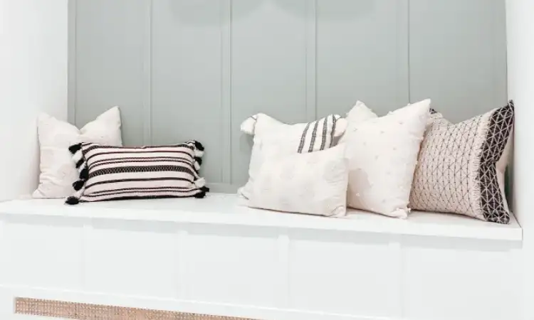 Bench yang menyatu dengan dinding, Sumber: farmhouseishblog.com