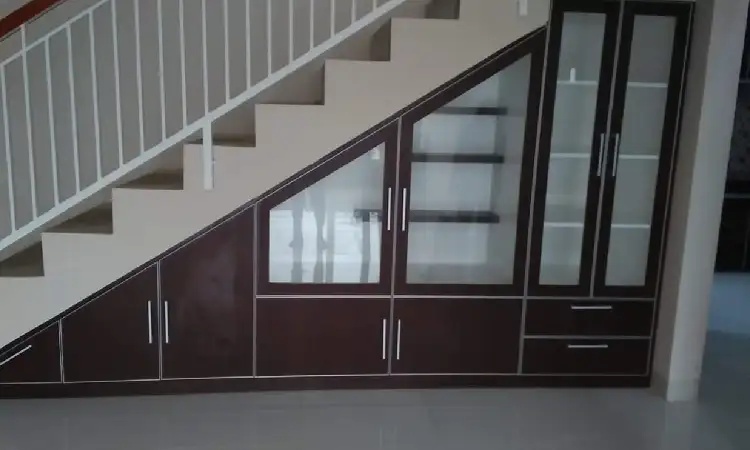 Lemari kaca bawah tangga, Sumber: renos.id