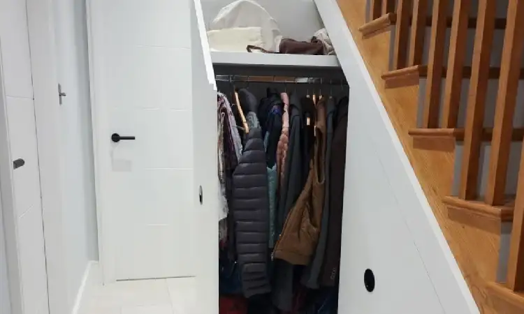 Lemari pakaian gantung, Sumber: avarfurniture.co.uk