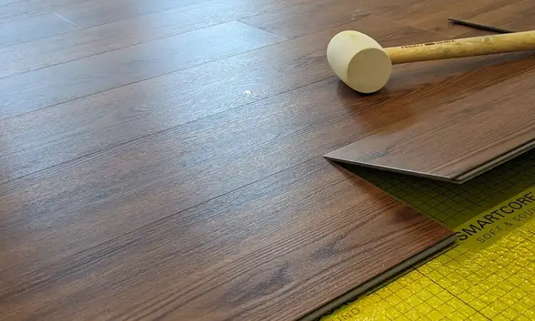 Kekurangan dari lantai kayu vinyl, Sumber: seattletimes.com