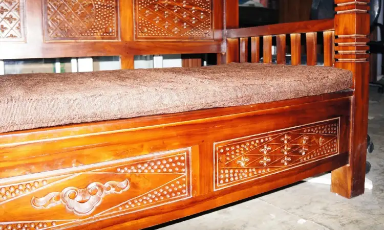 Kursi kayu dengan ukiran, Sumber: googleusercontent.com