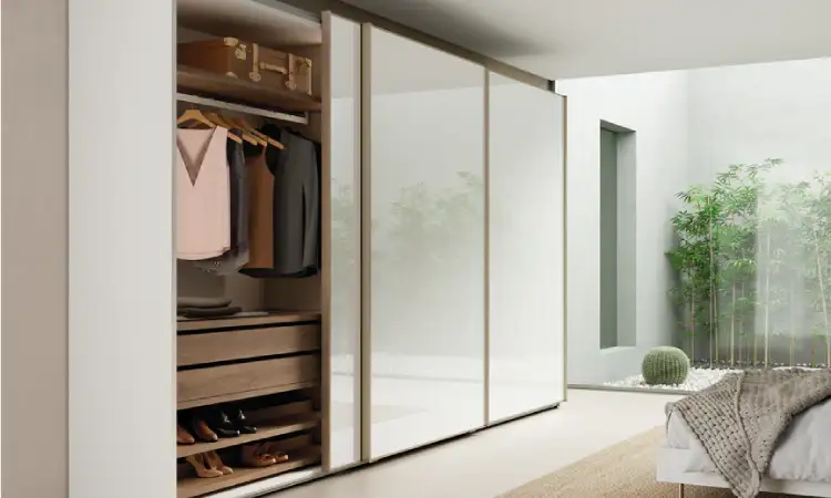 Wardrobe dengan pintu sliding, Sumber: bedda.ie