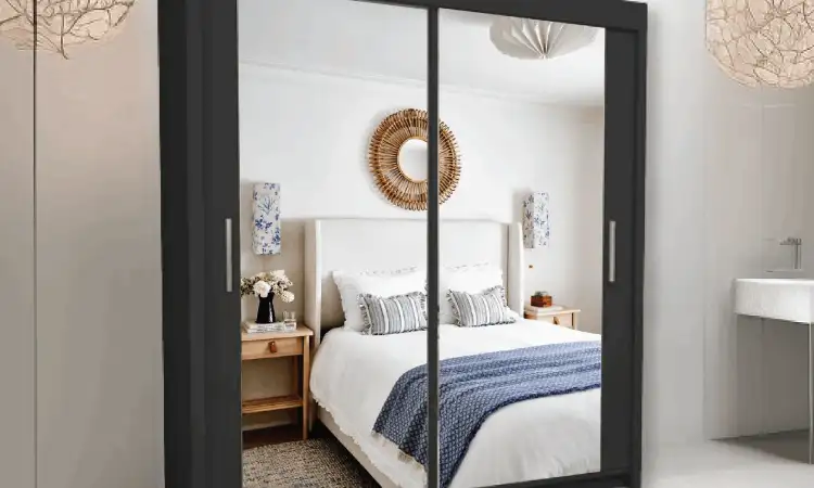 Wardrobe minimalis dengan full kaca, Sumber: jzfurniture.co.uk