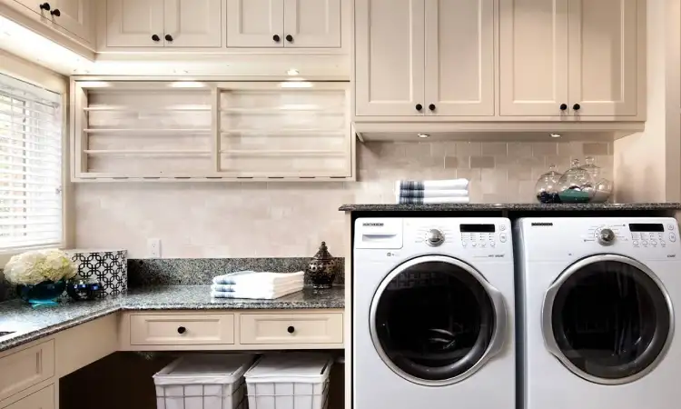 Ruang cuci baju warna krem, Sumber: cabinetsfloorsnmore.com