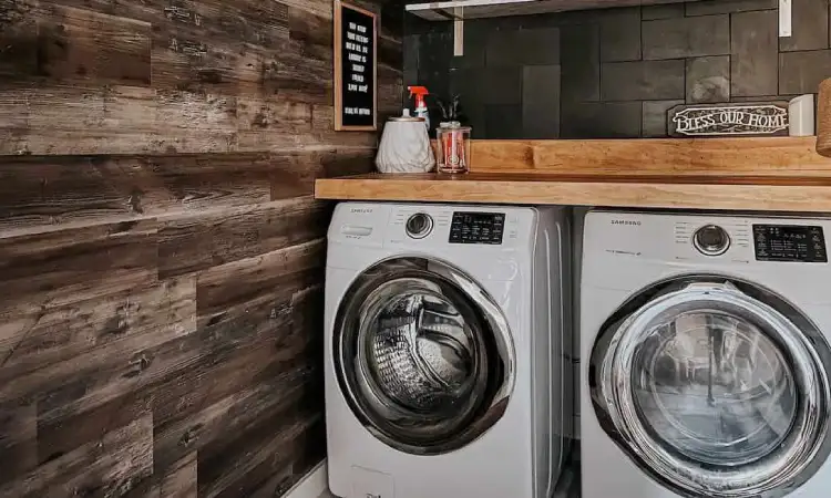 Ruang laundry kayu rustic, Sumber: loveandrenovations.com