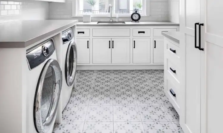 Ruang laundry warna putih, Sumber: jessiemarie.co