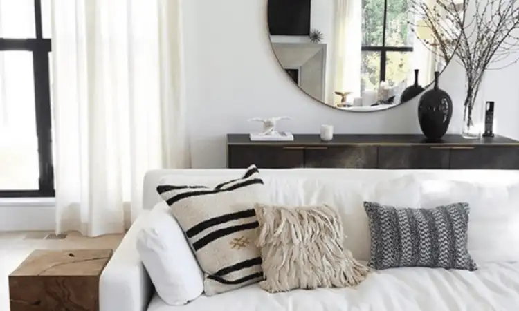 Ruang tamu dengan aksen cermin, Sumber: mydomaine.com