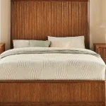 Dipan kayu headboard tinggi, Sumber: ilhamfurniture.id