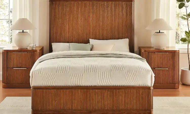 Dipan kayu headboard tinggi, Sumber: ilhamfurniture.id