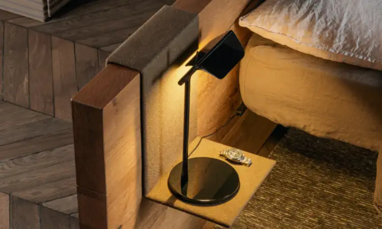 Headboard menyatu dengan rak, Sumber: roomservice360.com