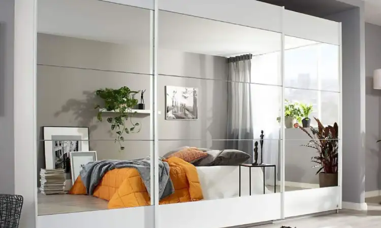 Lemari 3 pintu dengan kaca, Sumber: ahinteriors.co.uk