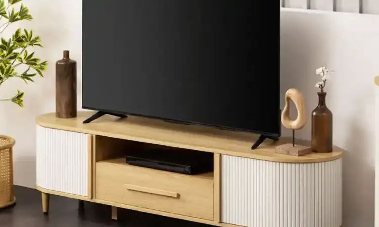 Lemari TV dengan Rak Display, Sumber: dekoruma.com