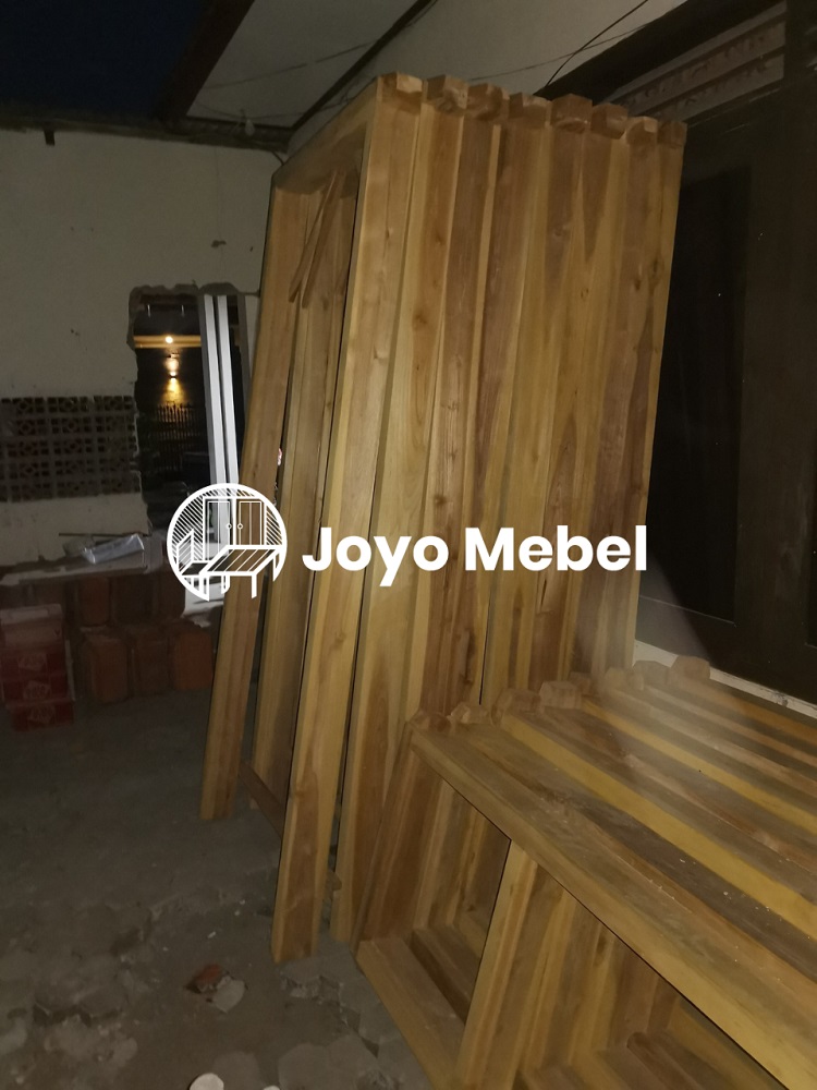 Pembuatan kusen pintu dan jendela di Kalasan, Sumber: doc pribadi
