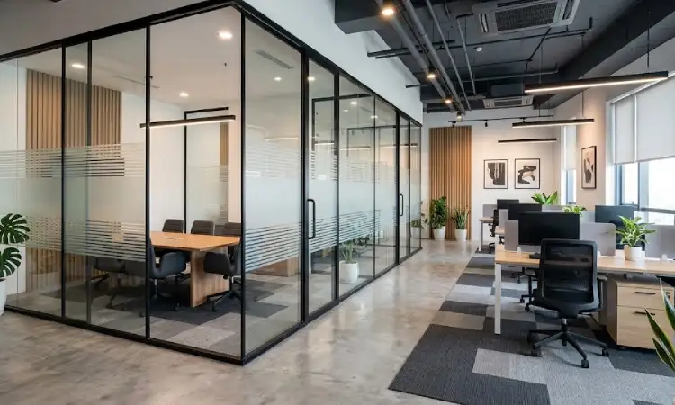 Partisi ruang kantor dari kaca transparan, Sumber: AI