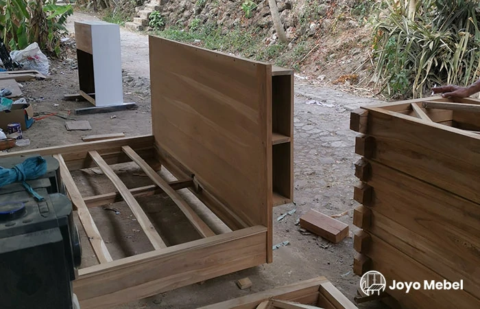 Proses pembuatan dipan custom, Sumber: dokumentasi Joyo Mebel