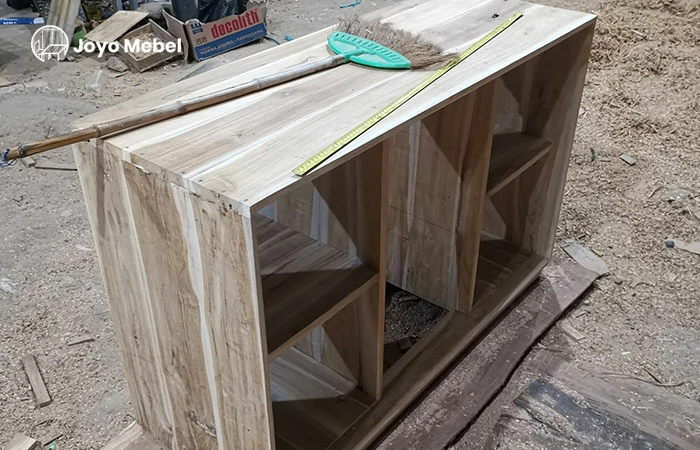 Proses pembuatan kabinet kayu jati, Sumber: dokumentasi Joyo Mebel