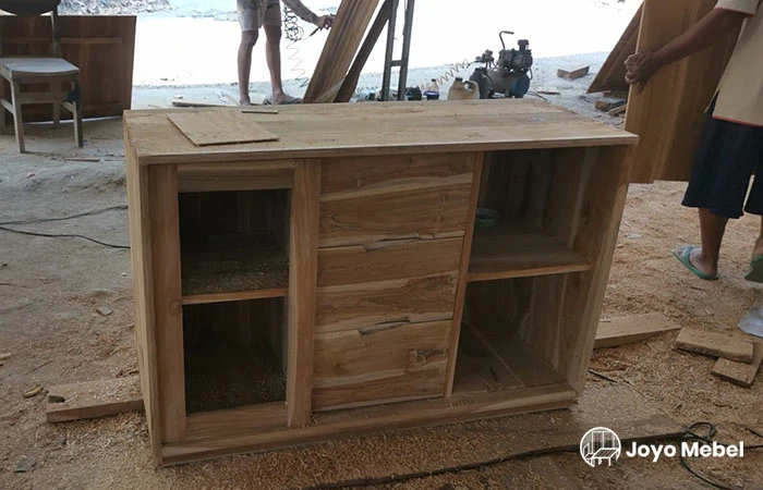 Hasil pengerjaan kabinet sebelum finishing, Sumber: dokumentasi Joyo Mebel